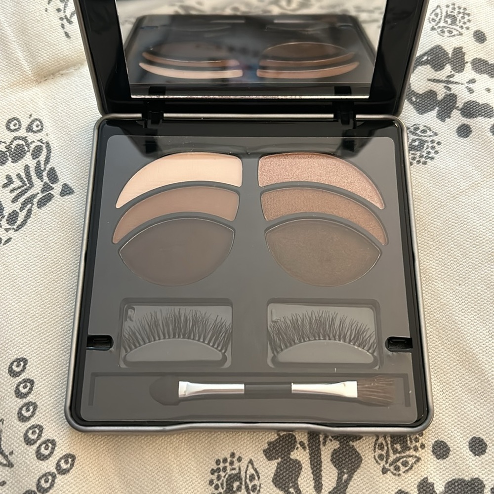 Makeover Essentials Lashing Out Kit - Picture 6 of 6